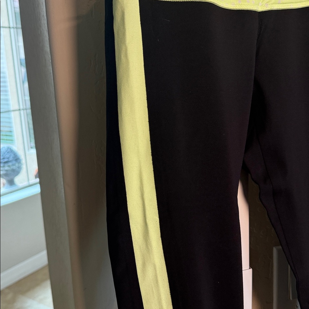 LULULEMON TRAING KNEE LENGTH WOMENS LEGGING Sz 4 - Picture 4 of 8